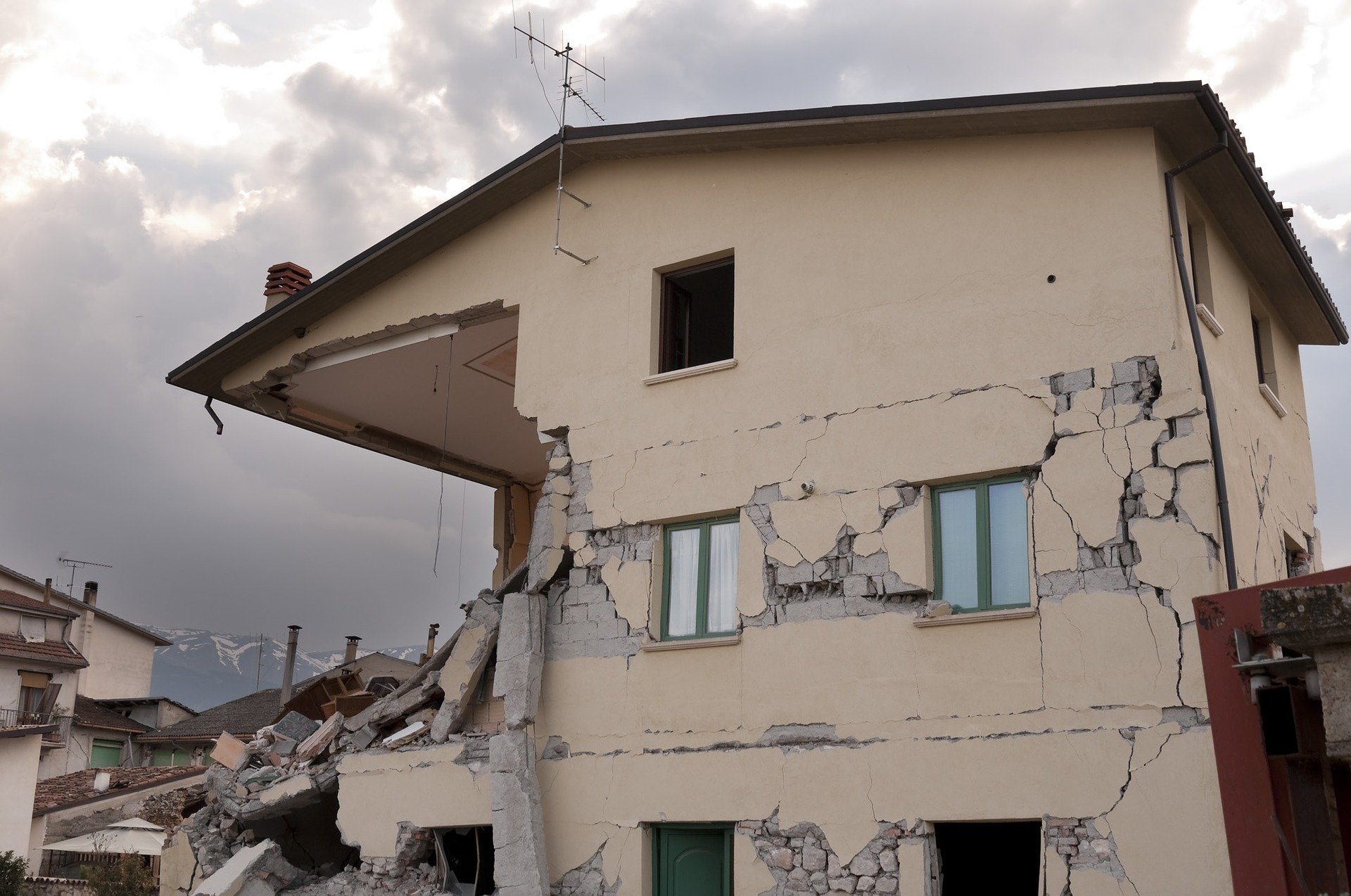 casa terremotata.jpg